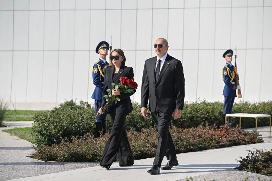 İlham Əliyev və Mehriban Əliyeva Anım Günü ilə əlaqədar Bakıdakı Zəfər parkında olublar - FOTO