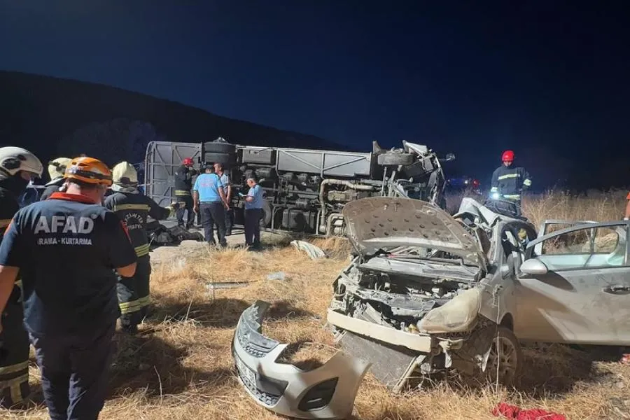 Türkiyədə dəhşətli qəza! Mikroavtobus aşdı, 7 nəfər öldü