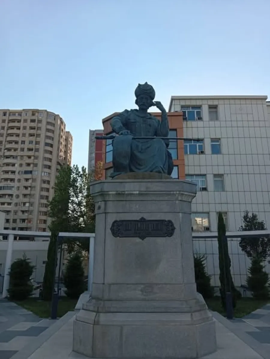 Xətainin heykəlinə yazılan yazı müzakirə yaratdı – Nəvəsinə həsr edib? — 1