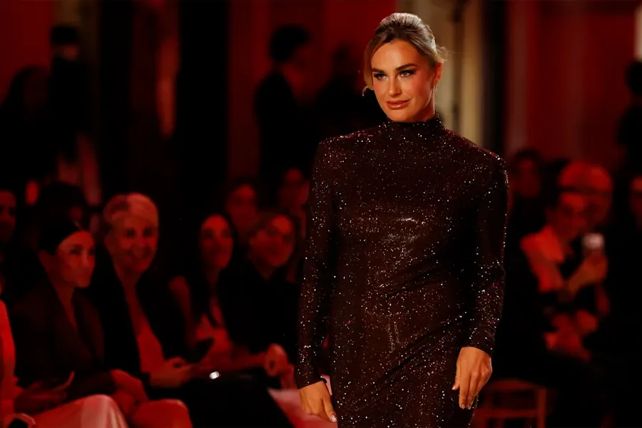Milanda dəb şousu həyəcanı: Arina Sobolenko pərdəni qaldırdı!