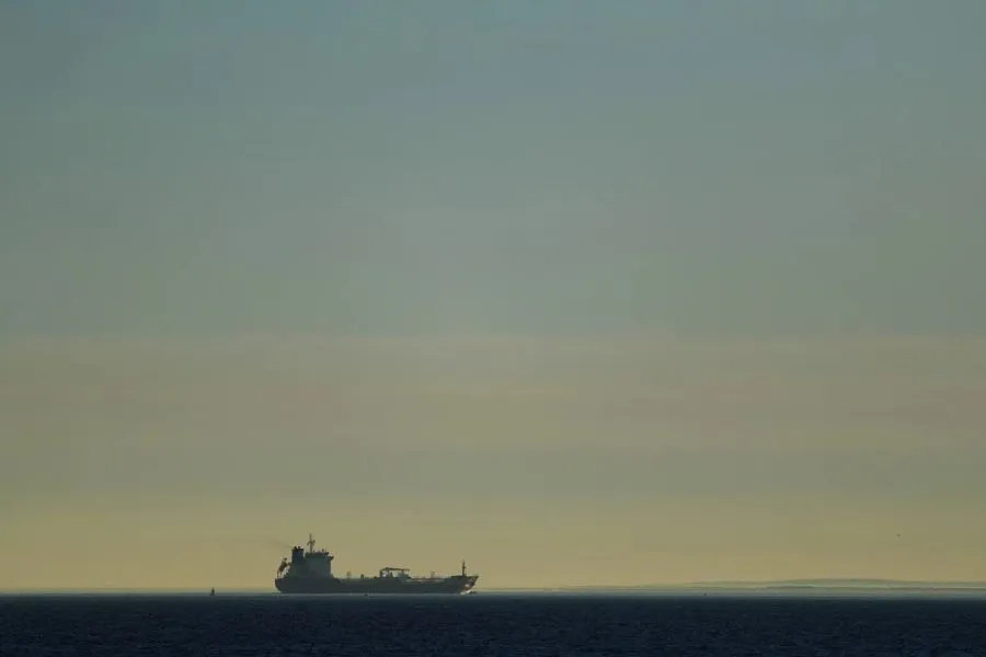 Tanker Hörmüz boğazında hücuma məruz qaldı – Gəmidə yanğın