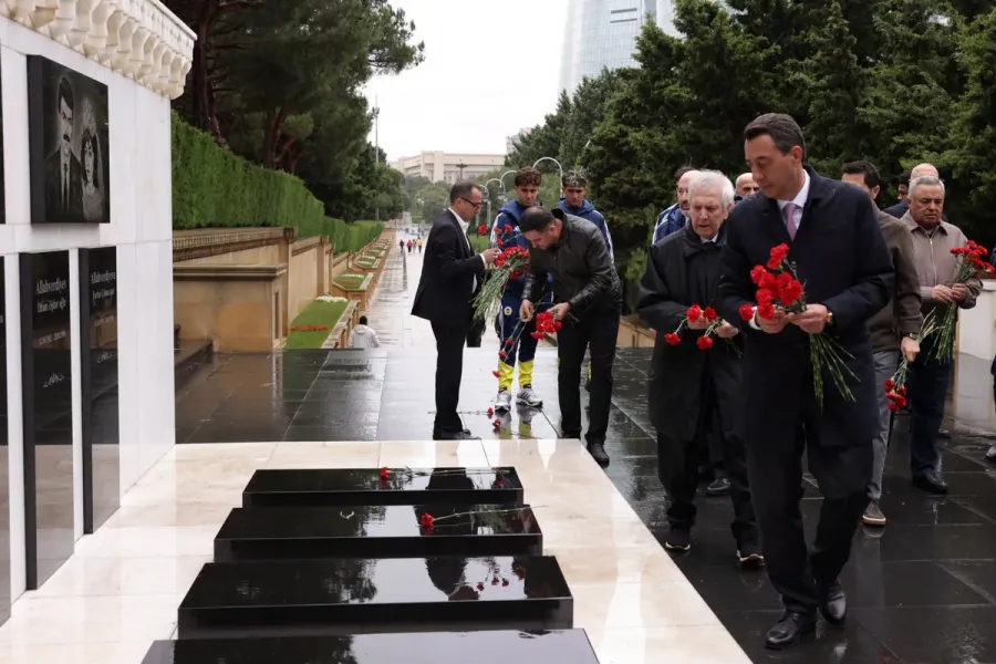 "Fənərbağça"nın nümayəndələri Heydər Əliyevin məzarı və Şəhidlər xiyabanını ziyarət etdilər — 2
