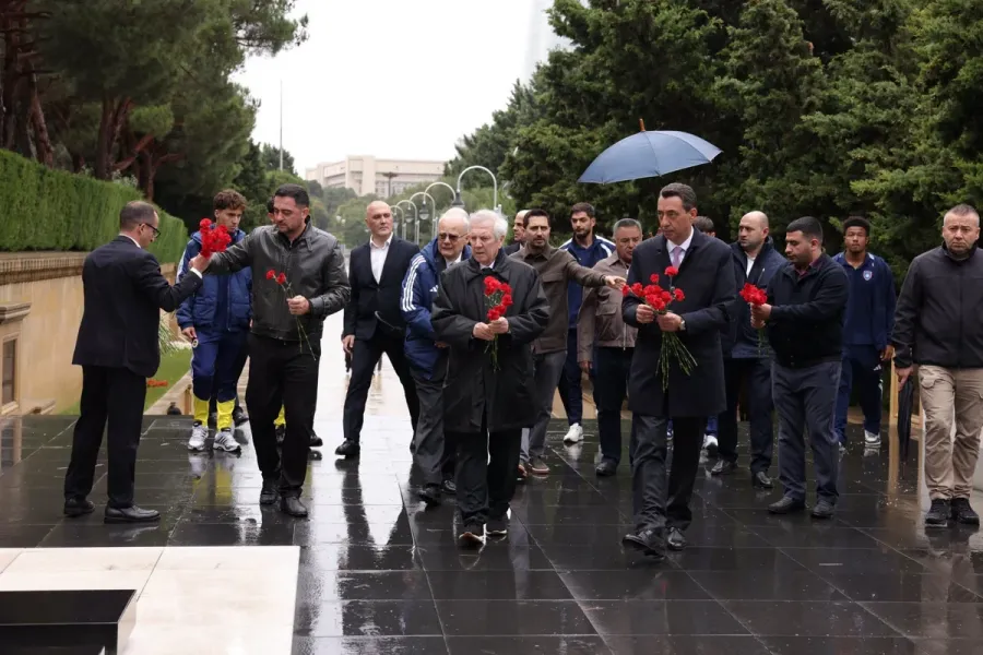 "Fənərbağça"nın nümayəndələri Heydər Əliyevin məzarı və Şəhidlər xiyabanını ziyarət etdilər — 5