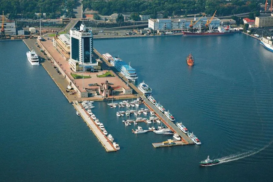 Odessa limanında hərbi əmlak daşıyan gəmi vuruldu