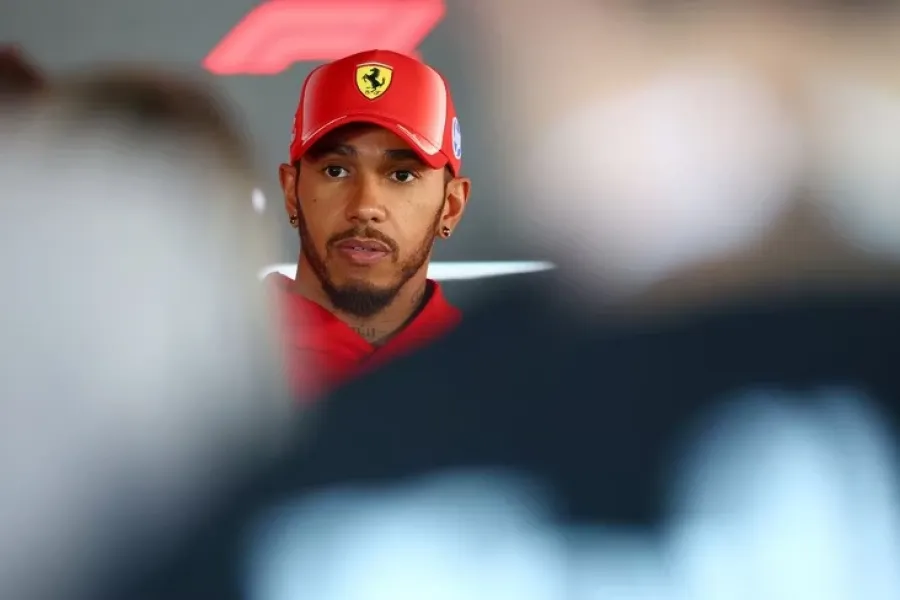 Geriləmədən podiuma: Hemilton “Ferrari”nin biabırçı taktik səhvini necə sığortaladı?