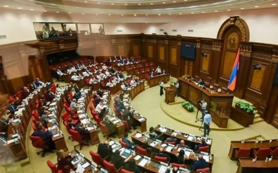 Scuffle breaks out in Armenian parliament – VIDEO