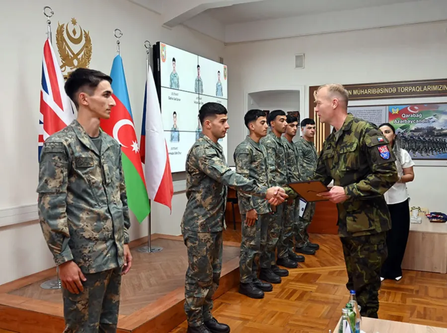 Britaniyalı hərbçilər Bakıda zabitlərə təlim keçdi — 1