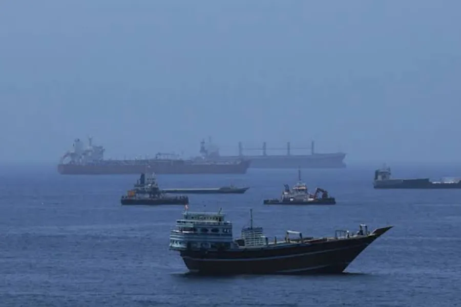 Tanker vuruldu, ekipaj qaçırıldı - Təhlükəli ANLAR