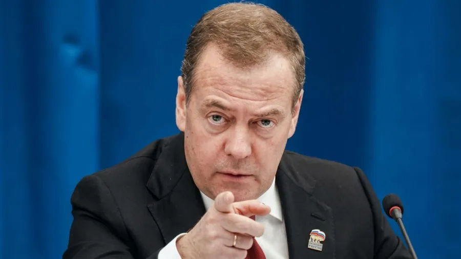 «Превращение в новую Украину»: Медведев назвал главный риск для Еревана