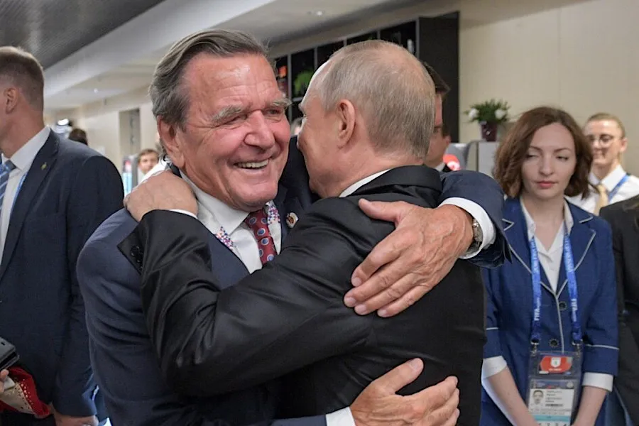 Şröder Moskvaya getdi, Putin sonradan xəbər tutdu