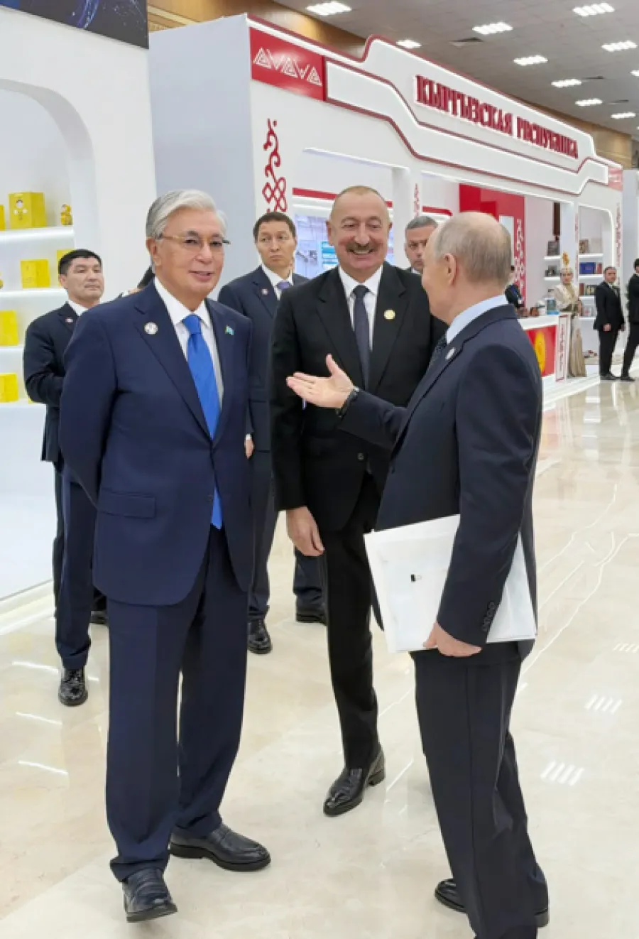 İlham Əliyev Türkmənbaşıda MDB ölkələrinin milli stendləri ilə tanış olub - FOTOLAR — 1