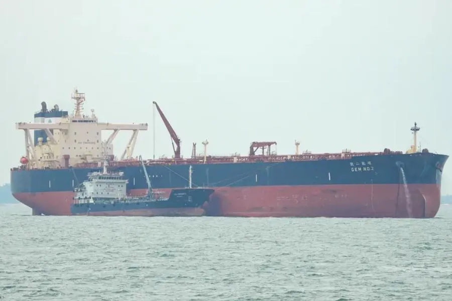 BƏƏ sahillərində tankerə PUA hücumu: 20-dən çox dənizçi xilas edildi