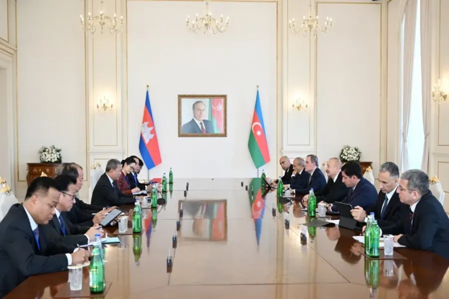 President Ilham Aliyev holds expanded meeting with Cambodian prime minister