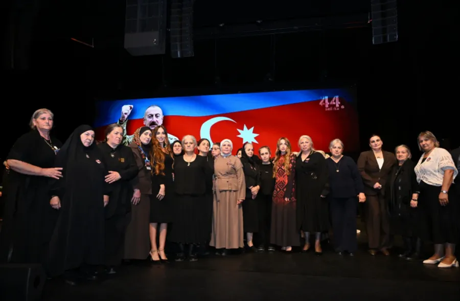 Arzu Əliyeva və Alyona Əliyeva "44" bədii filminin premyerasında iştirak etdilər — 7