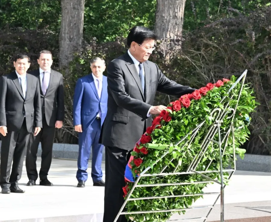 Laos Prezidenti Heydər Əliyevin məzarını ziyarət edib — 1