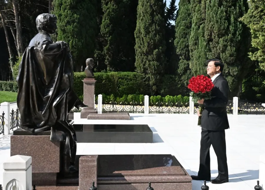 Laos Prezidenti Heydər Əliyevin məzarını ziyarət edib — 2
