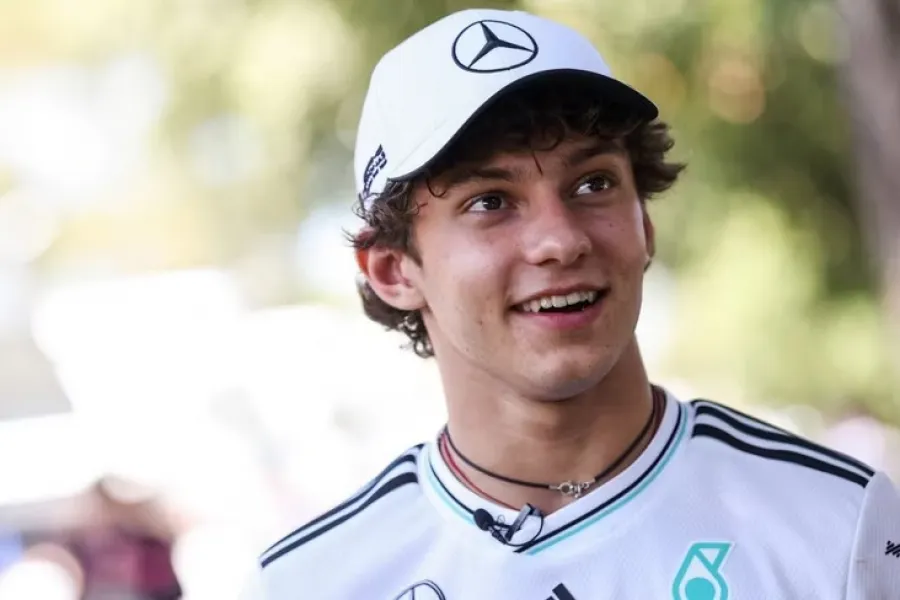 Mühafizəçi “Formula-1” ulduzunu içəri buraxmadı, Ferstappen köməyə gəldi!