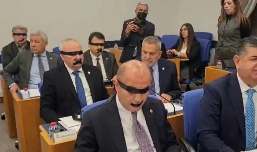 Türk deputatlar gözlərini və ağızlarını lentlə bağladılar - VİDEO