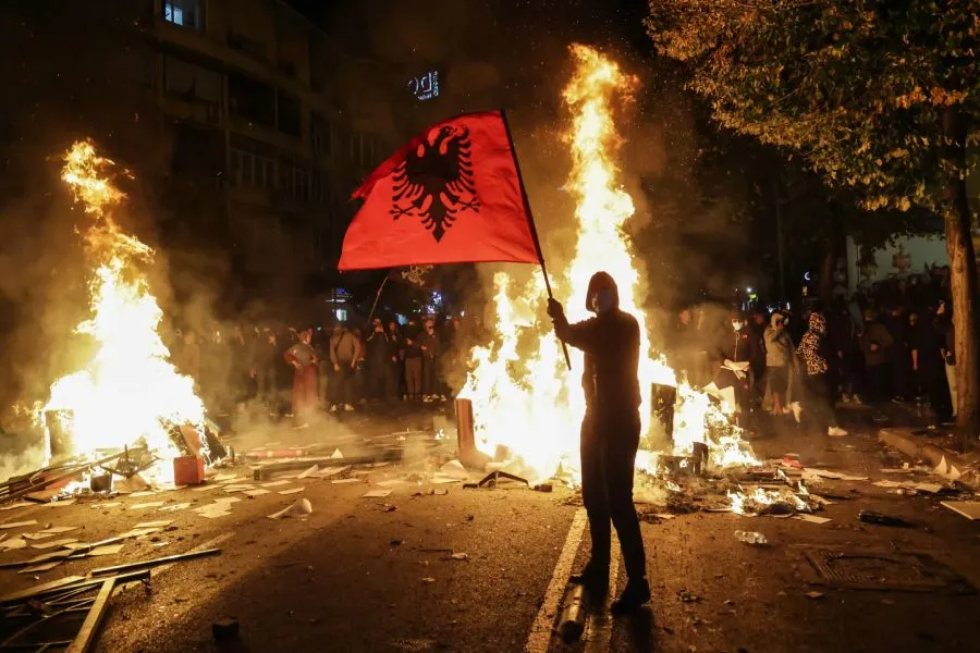 Albaniyada hökumət əleyhinə etirazlar geniş vüsət aldı: Ölkə qarışdı