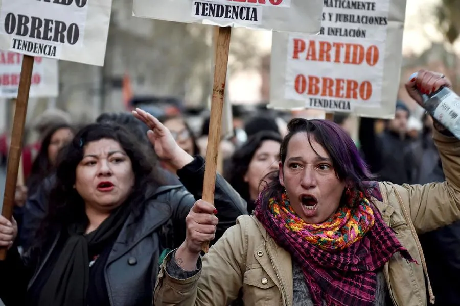 Argentina ayağa qalxdı! Minlərlə etirazçı polislə toqquşdu