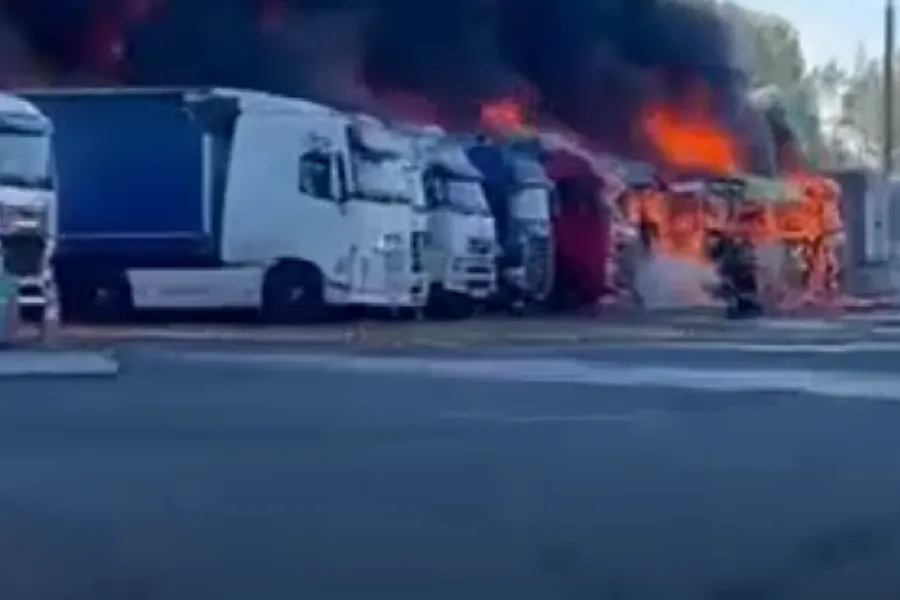 Rusiyanın zərbəsi terminalı alova bürüdü: Yük maşınları yandı - VİDEO