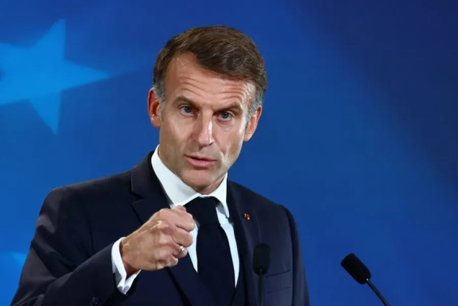 Macron threatened with death by protesters
