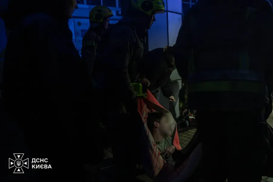 Kiyevə  ballistik raket hücumu: Dağıntılar var - VİDEO VƏ FOTOLAR  — 6