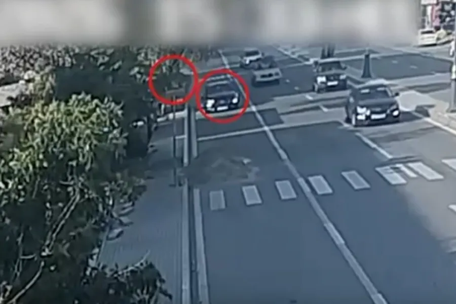 Bakıda iki avtomobil toqquşdu: Piyada öldü