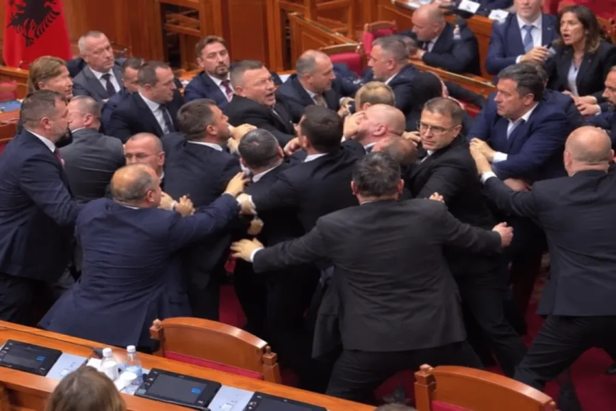 Deputatlar parlamentdə yumruq savaşına çıxdılar
