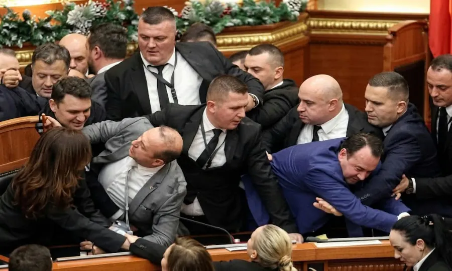Депутаты устроили драку на кулаках в парламенте