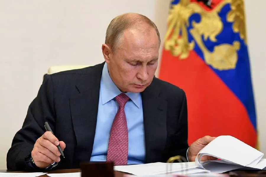 Путин предложил закрепить особый статус творческих союзов