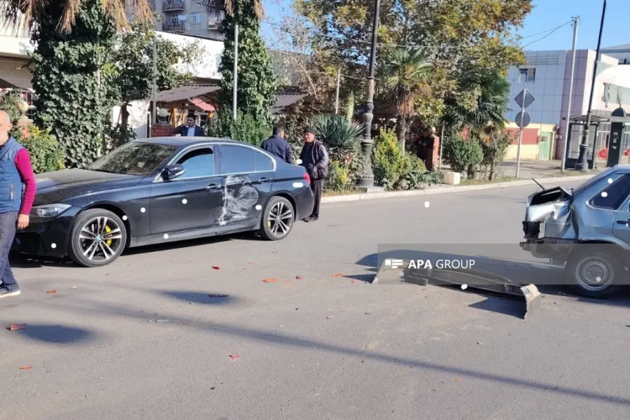 Gəncədə 3 maşın və təcili yardım toqquşdu - FOTOLAR — 4