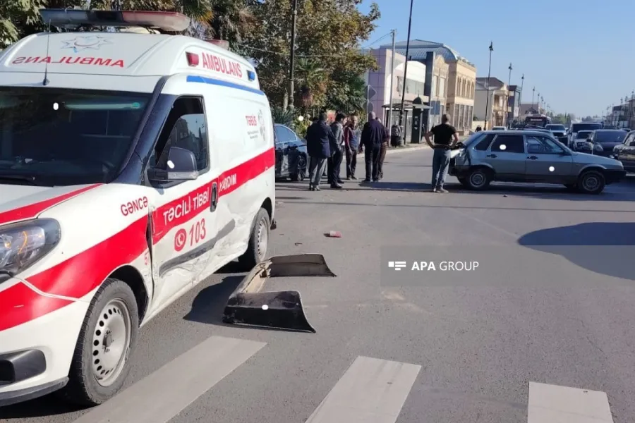 Gəncədə 3 maşın və təcili yardım toqquşdu - FOTOLAR — 5