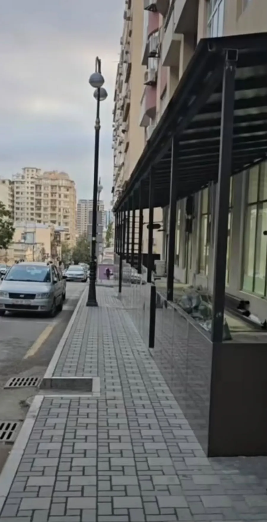 Bakıda piyada səkisini zəbt edən qanunsuz artırma yığışdırılıb — 1
