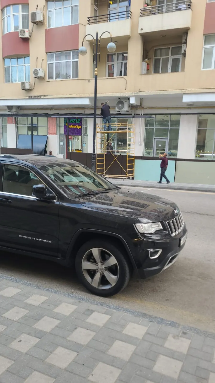 Bakıda piyada səkisini zəbt edən qanunsuz artırma yığışdırılıb — 2