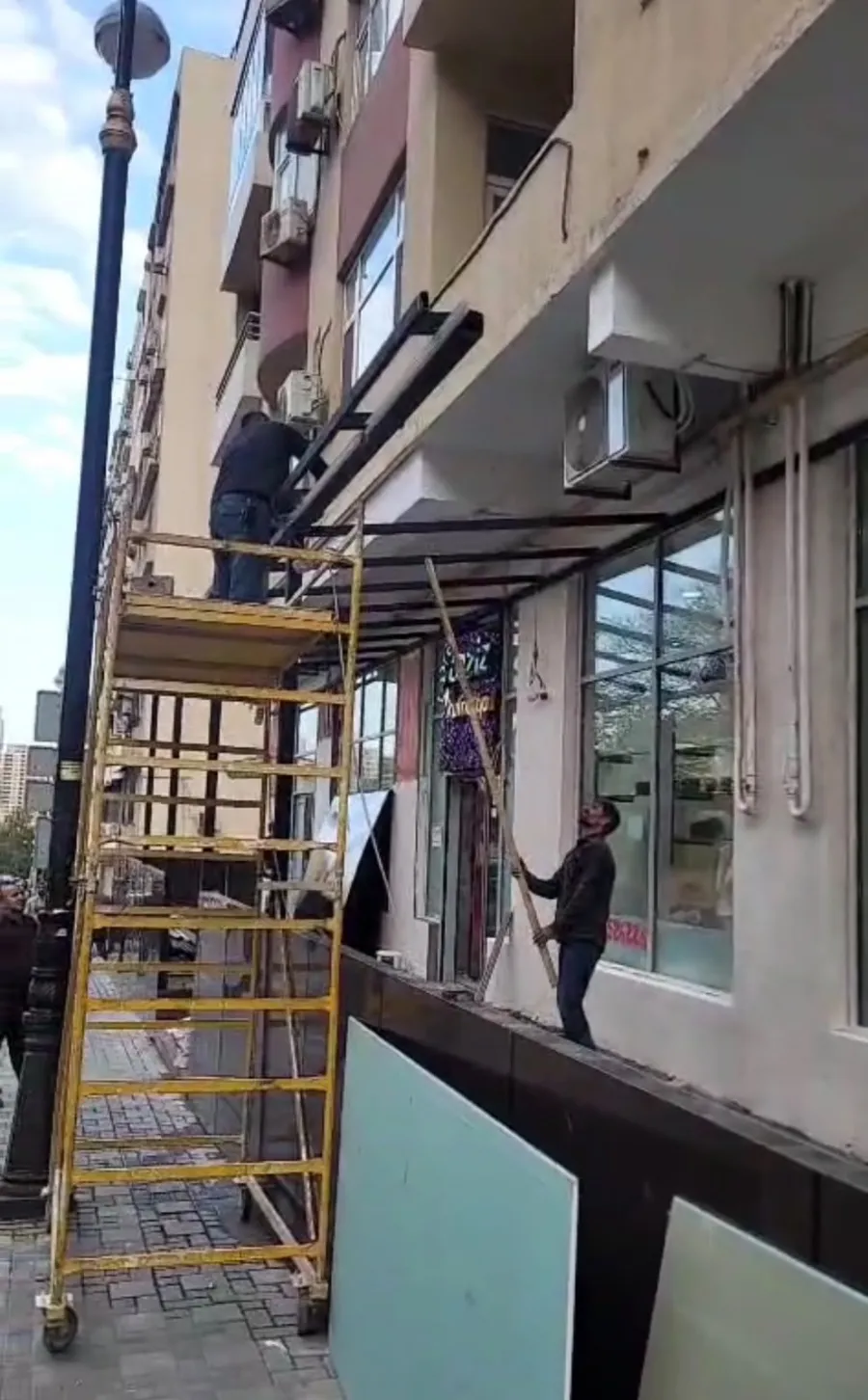 Bakıda piyada səkisini zəbt edən qanunsuz artırma yığışdırılıb — 3