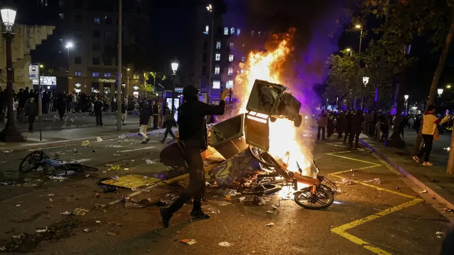 Teenagers coordinate on TikTok and throw city into chaos: Riots in Barcelona