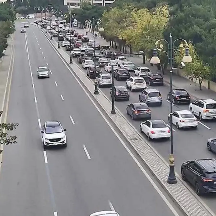 Bakıda hərəkət çətinləşdi: Ən çox tıxac olan istiqamətlər