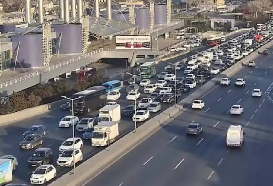 В Баку затруднено движение по следующим направлениям — СПИСОК