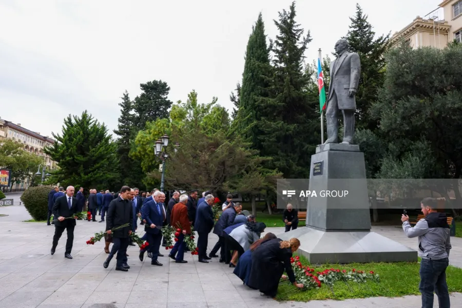Bakıda Atatürkün heykəli ziyarət olundu - FOTOLAR