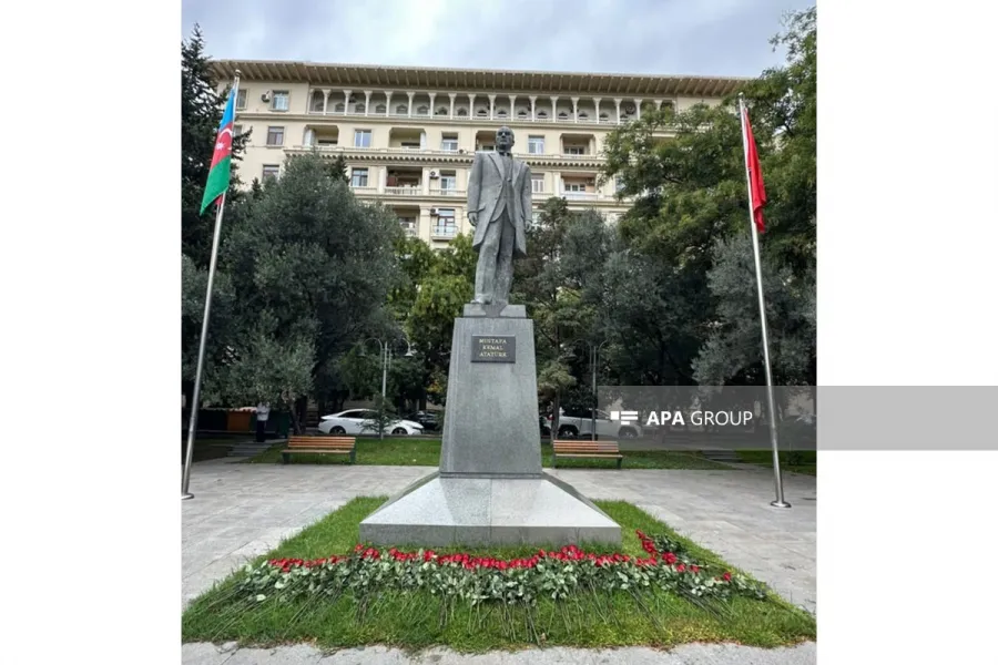 Bakıda Atatürkün heykəli ziyarət olundu - FOTOLAR — 1