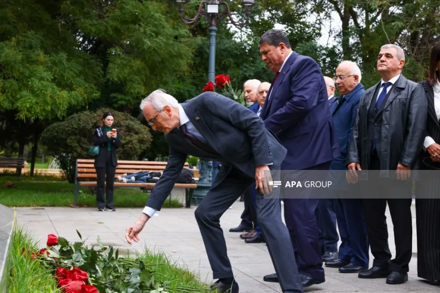 Bakıda Atatürkün heykəli ziyarət olundu - FOTOLAR — 5
