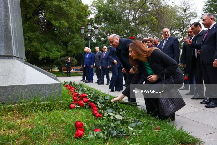Bakıda Atatürkün heykəli ziyarət olundu - FOTOLAR — 6