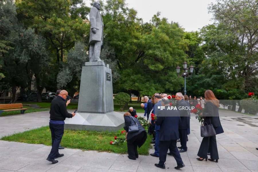 Bakıda Atatürkün heykəli ziyarət olundu - FOTOLAR — 8