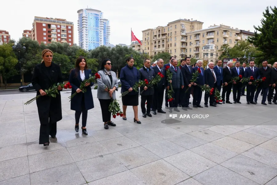 Bakıda Atatürkün heykəli ziyarət olundu - FOTOLAR — 9
