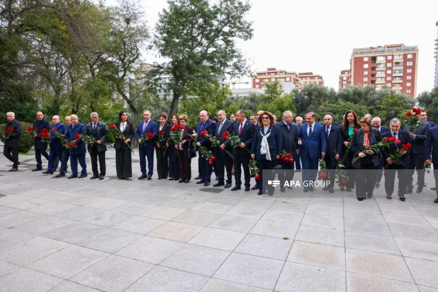 Bakıda Atatürkün heykəli ziyarət olundu - FOTOLAR — 10