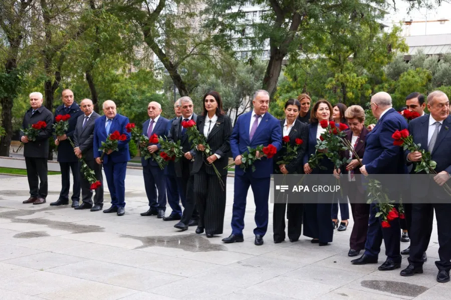 Bakıda Atatürkün heykəli ziyarət olundu - FOTOLAR — 11