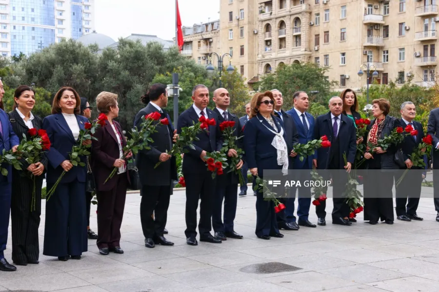 Bakıda Atatürkün heykəli ziyarət olundu - FOTOLAR — 12