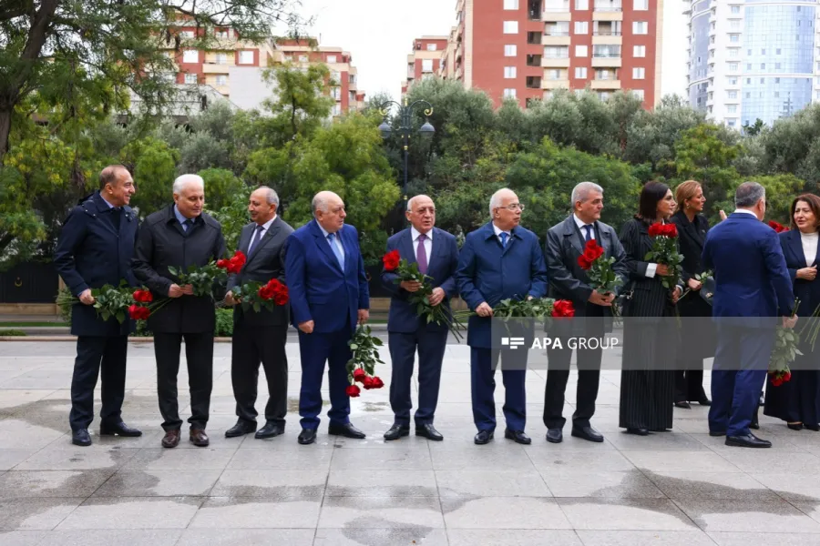 Bakıda Atatürkün heykəli ziyarət olundu - FOTOLAR — 13