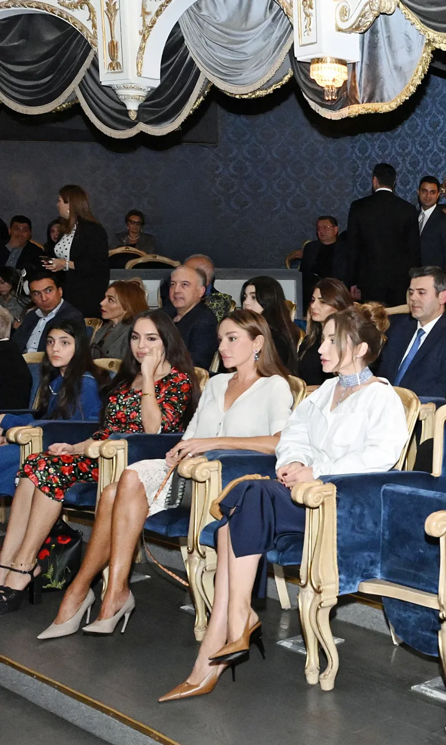 Bakıda möhtəşəm teatr gecəsi – Mehriban Əliyeva və ailə üzvləri tamaşada — 5